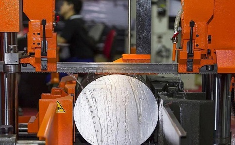 共青城立式金属带锯床切削出现跑带故障解决方法！